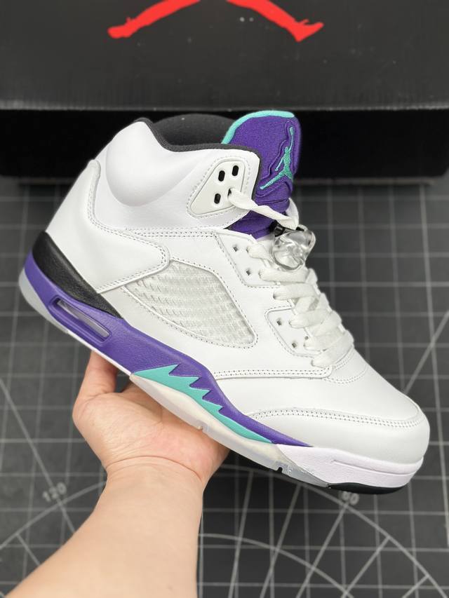 Air Jordan 5 Retro Grape 高帮 白紫葡萄 AJ5 乔丹5代 乔丹篮球鞋系列 整体以白紫色为配色方案，采用白色皮革覆盖，鞋身侧面的透气网格