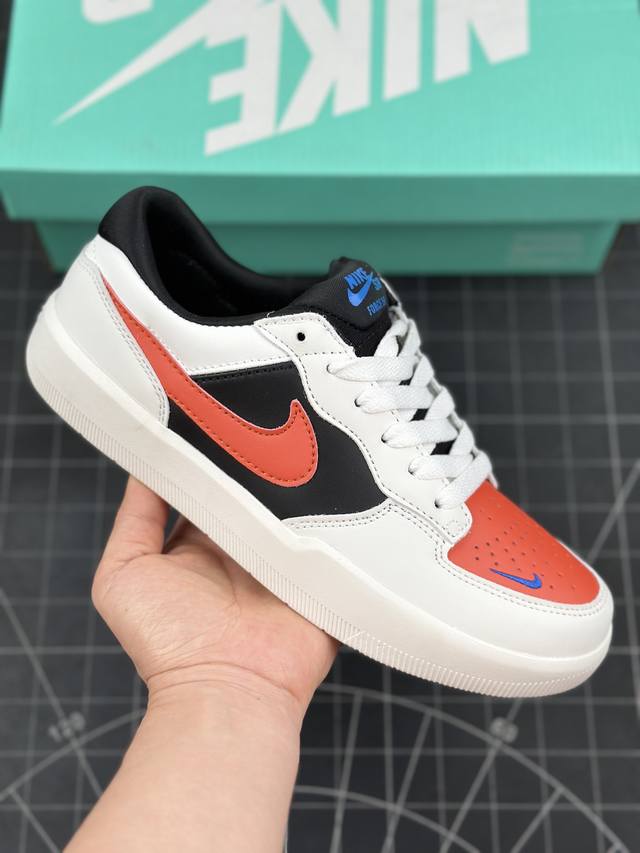 公司级耐克Nike SB Force 58低帮休闲运动板鞋 是一款将前沿创新带入街头的单品，它具有硫化杯底，具有出色的耐用性和灵活性。使用帆布和绒面革，在饰面上