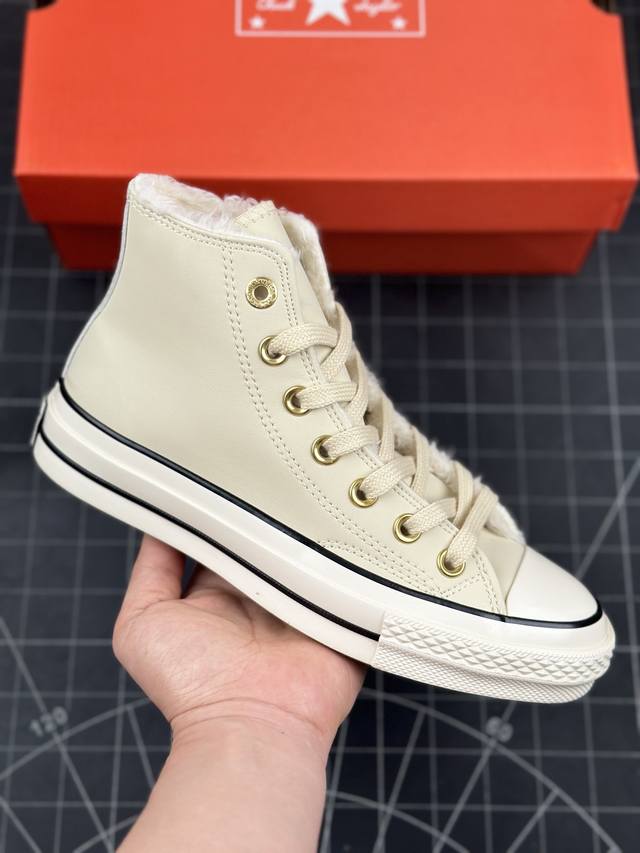 CONVERSE 1970匡威 冬季新款 金扣皮加毛 潮流百搭 耐磨防滑 休闲运动板鞋 鞋面采用防水皮革面搭配金色鞋眼扣+毛绒内衬，真是绝了。双倍温暖加持，寒冷