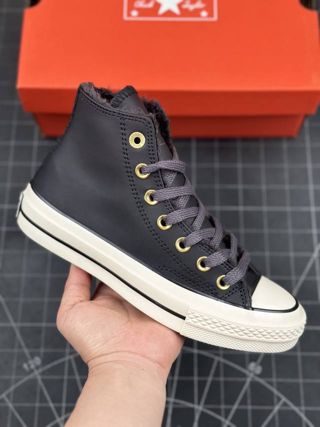 CONVERSE 1970匡威 冬季新款 金扣皮加毛 潮流百搭 耐磨防滑 休闲运动板鞋 鞋面采用防水皮革面搭配金色鞋眼扣+毛绒内衬，真是绝了。双倍温暖加持，寒冷