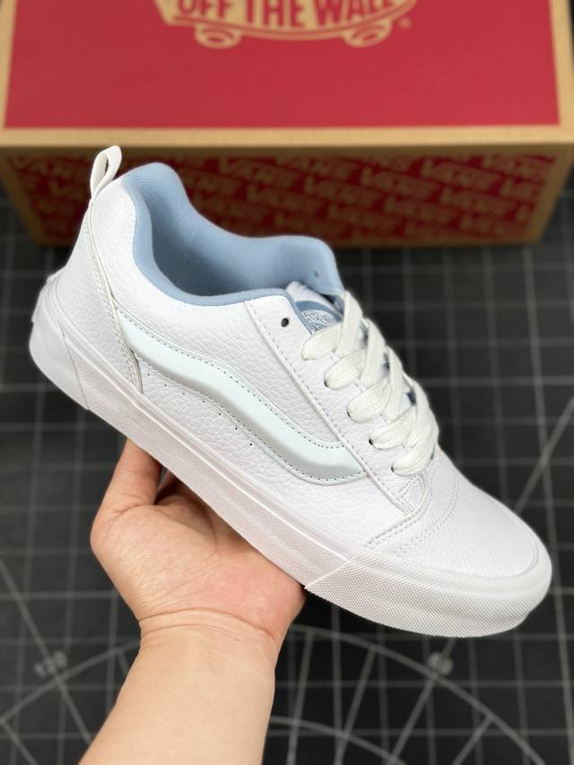 万斯 Vans Knu-Skool 面包鞋 坎普尔 茱利安系列低帮复古硫化休闲运动板鞋 “肥胖版大LOGO要说整个年最为热门的鞋型之一， 面包鞋 绝对值得一提，