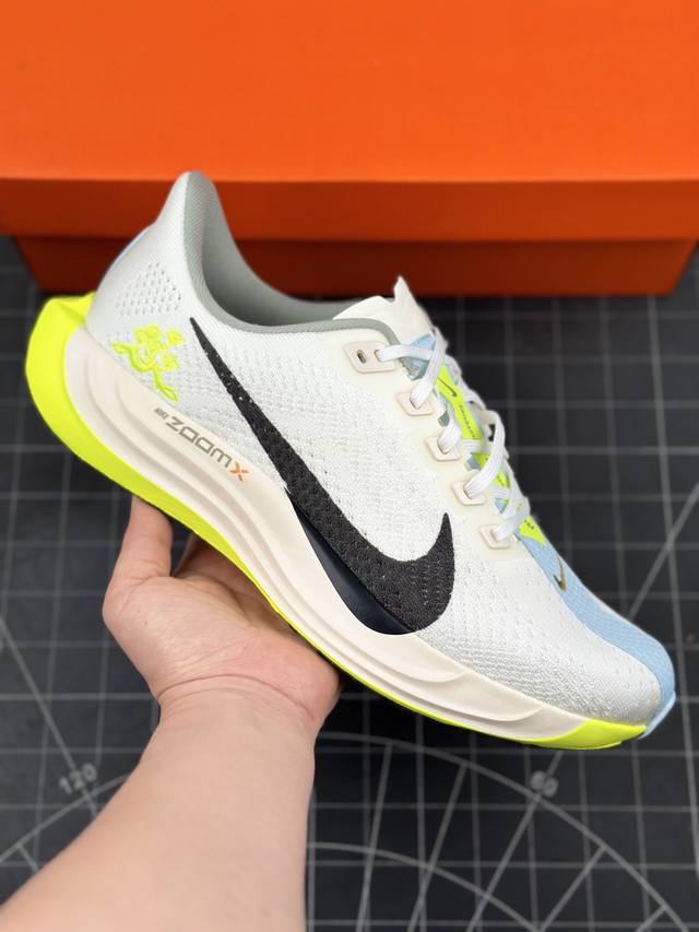 Nike Pegasus Plus 飞马系列透气缓震运动跑鞋 #全新一代拥有 Zoom Air 一如既往的稳定感和流畅感 鞋面采用工程网眼设计 为特定高热区域营