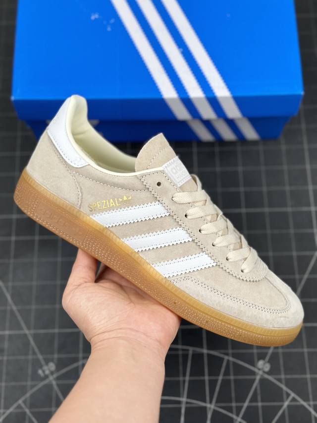 公司级Adidas Handball Spezial 阿迪达斯经典款 复古休闲板鞋 全鞋采用反毛皮制作 牛筋耐磨大底 承载青春情怀的板鞋 经典三条杠装饰鞋侧 品