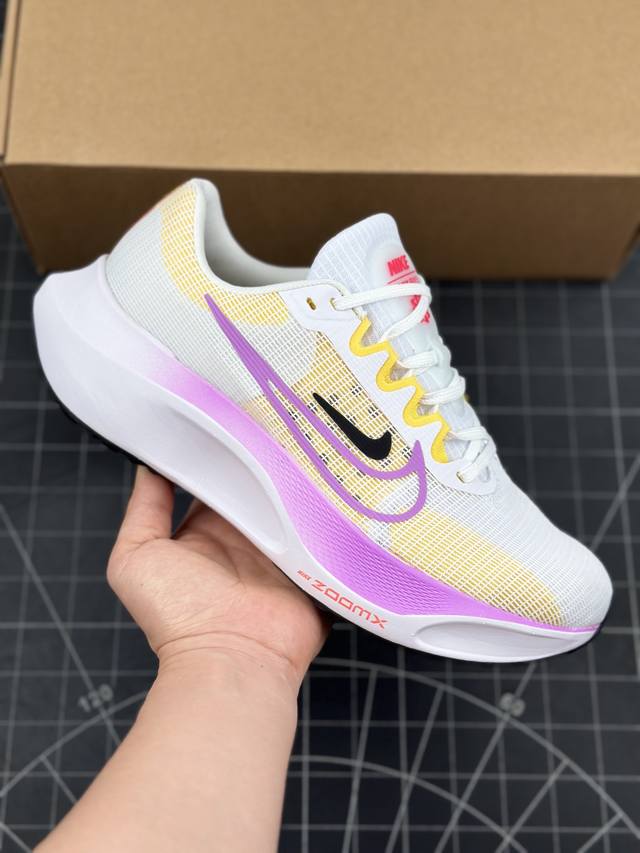 公司级Nike Zoom Fly 5 超级跑鞋耐克跑鞋 Flyknit 材料 打造出众弹性 易于穿脱。采用React技术 轻盈耐穿泡绵打造,铸就出众回弹的顺畅迈