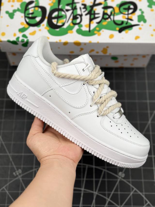 Nk Air Force 1'07 Low 白色解构 空军一号低帮休闲板鞋 #设计灵感来源于极简主义。此款在原鞋的基础上进行轻定制，配色保留原鞋的白色。解构双鞋