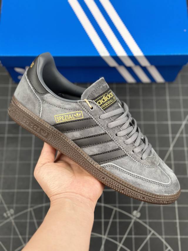 阿迪达斯Adidas Originals Handball SPZL 手球运动员系列 碳灰黑 百搭休闲运动板鞋 这款来自阿迪达斯的这款HANDBALL SPZL