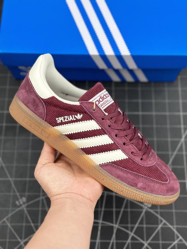 阿迪达斯Adidas Originals Handball SPZL 手球运动员系列百搭休闲运动板鞋“灯芯绒酒红米白生胶底” 这款来自阿迪达斯的这款HANDBA