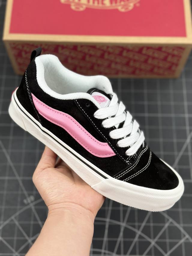 万斯 Vans Knu-Skool 面包鞋 坎普尔 茱利安系列低帮复古硫化休闲运动板鞋 “肥胖版大LOGO要说整个年最为热门的鞋型之一， 面包鞋 绝对值得一提，