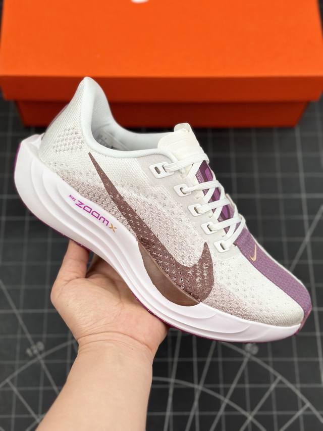 Nike W Pegasus Plus 飞马系列透气缓震运动跑鞋 #全新一代拥有 Zoom Air 一如既往的稳定感和流畅感 鞋面采用工程网眼设计 为特定高热区