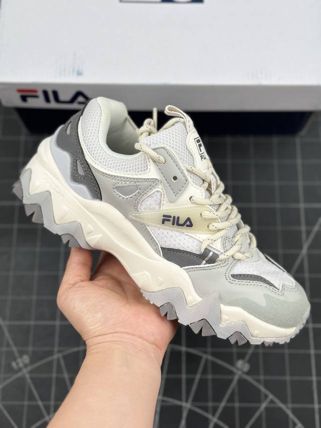 特价 FILA FUSION 斐乐潮牌防滑耐磨轻便运动鞋 USION 系列传承了 FILA 的百年基因，融入年轻运动及潮流文化，成为引领变革、创新突破的一代。以