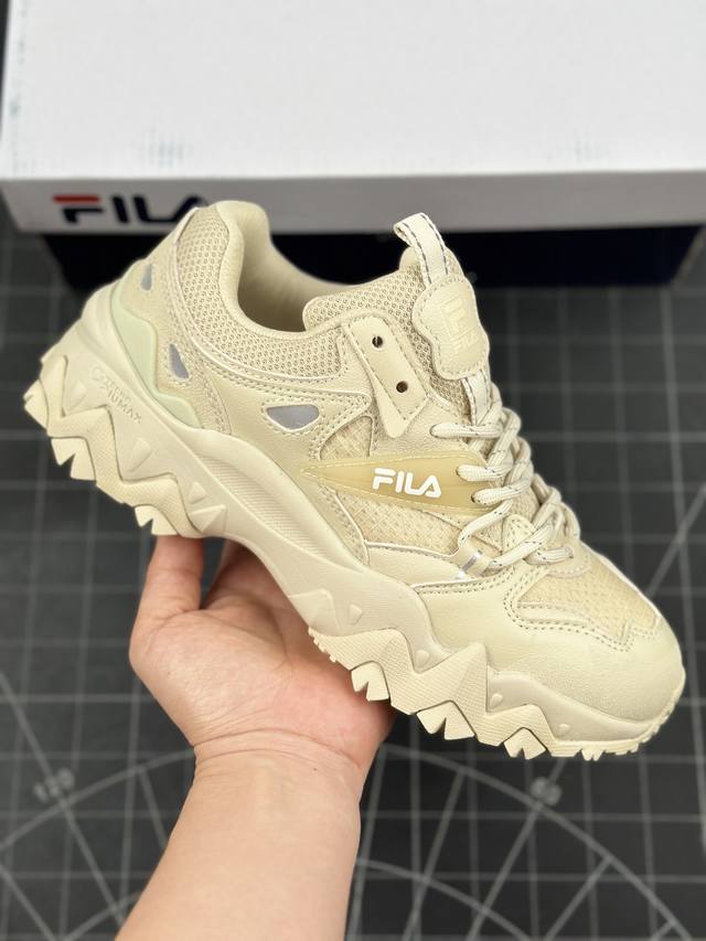 特价 FILA FUSION 斐乐潮牌防滑耐磨轻便运动鞋 USION 系列传承了 FILA 的百年基因，融入年轻运动及潮流文化，成为引领变革、创新突破的一代。以