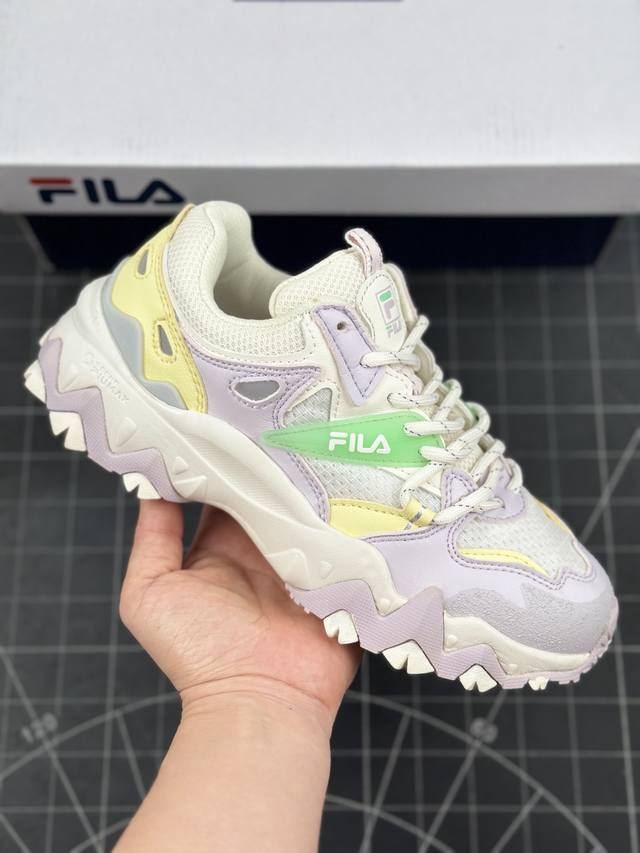 特价 FILA FUSION 斐乐潮牌防滑耐磨轻便运动鞋 USION 系列传承了 FILA 的百年基因，融入年轻运动及潮流文化，成为引领变革、创新突破的一代。以