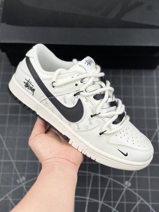 Nk SB Dunk Low 斯图西联名-绑带米白黑勾 周年高端定制 低帮休闲板鞋 #定制鞋盒 大厂纯原品质出货 超高清洁度 皮料切割干净无任何毛边 细节完美