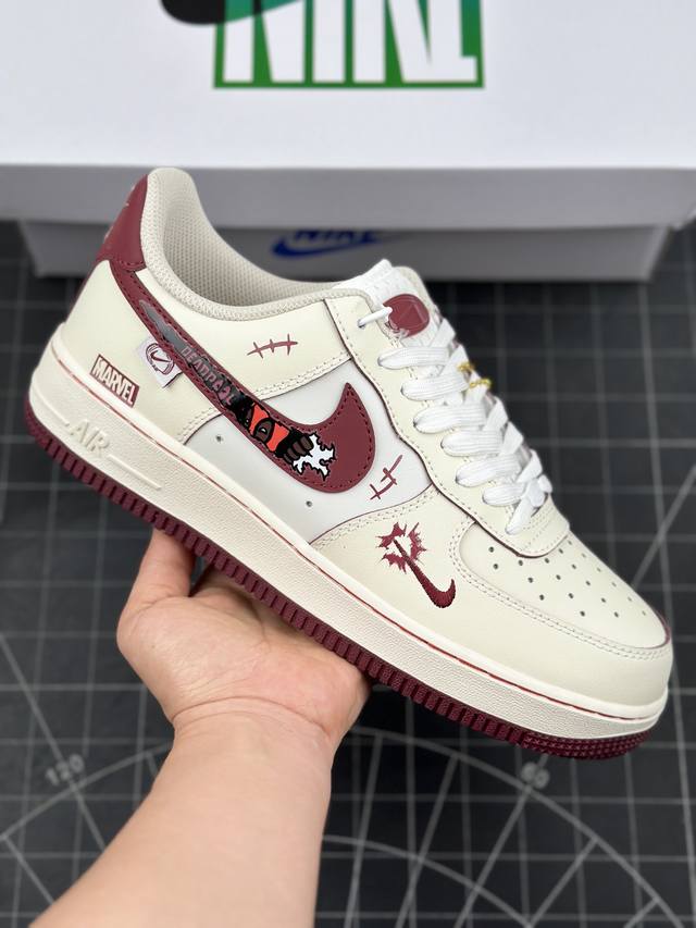 公司级 Nike Air Force 1 Low “Deadpool ”漫威系列 “死侍” 空军一号低帮休闲运动板鞋 在漫威的浩瀚宇宙中，有一个独特而不羁的存在