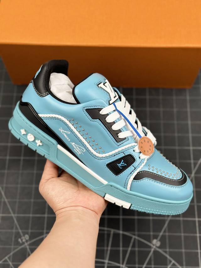 LV-路易-威登trainer 2024走秀最新款原版1：1开发复刻！！上脚非常舒适 做工精细鞋面由意大利进口小牛皮拼接，侧边饰有品牌LOGO标志，进口网布垫脚