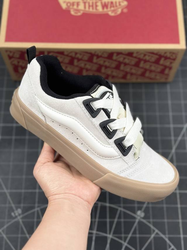 万斯 Vans Knu-Skool Dr 面包鞋 坎普尔 茱利安系列低帮复古硫化休闲运动板鞋 “肥胖版大LOGO要说整个年最为热门的鞋型之一， 面包鞋 绝对值得