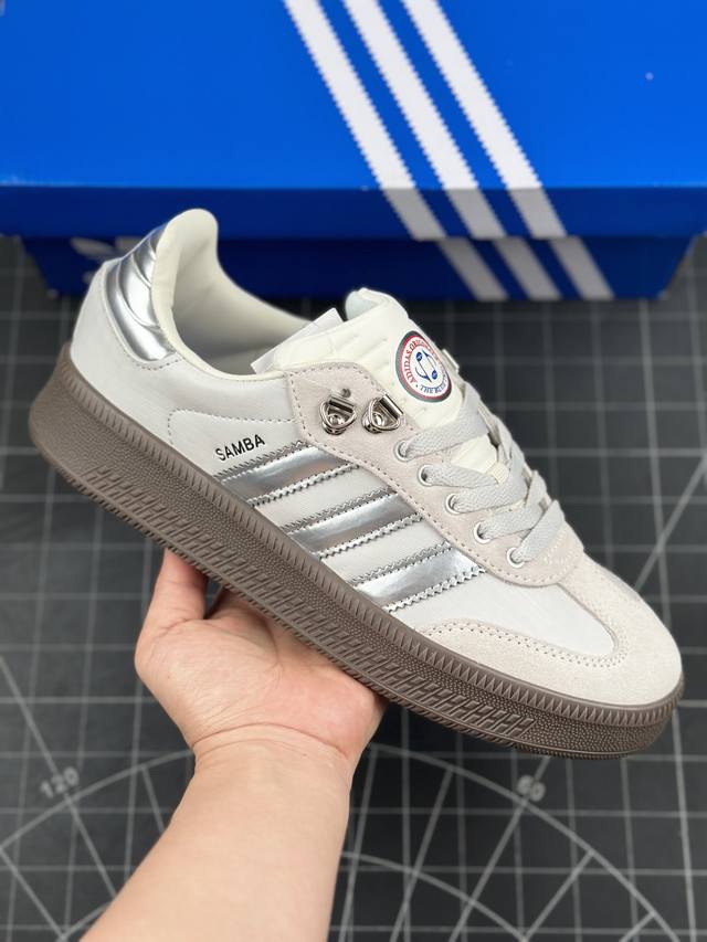 阿迪达斯 Adidas Originals Samba XLG 联名桑巴舞加大厚底版系列德训风百搭松糕休闲运动板鞋 鞋是一款永恒的训练偶像，这款桑巴鞋展示了高质