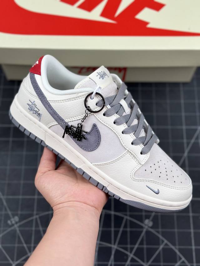 Nk SB Dunk Low 斯图西联名-英文米白灰 周年高端定制 低帮休闲板鞋 #定制鞋盒 大厂纯原品质出货 超高清洁度 皮料切割干净无任何毛边 细节完美 货