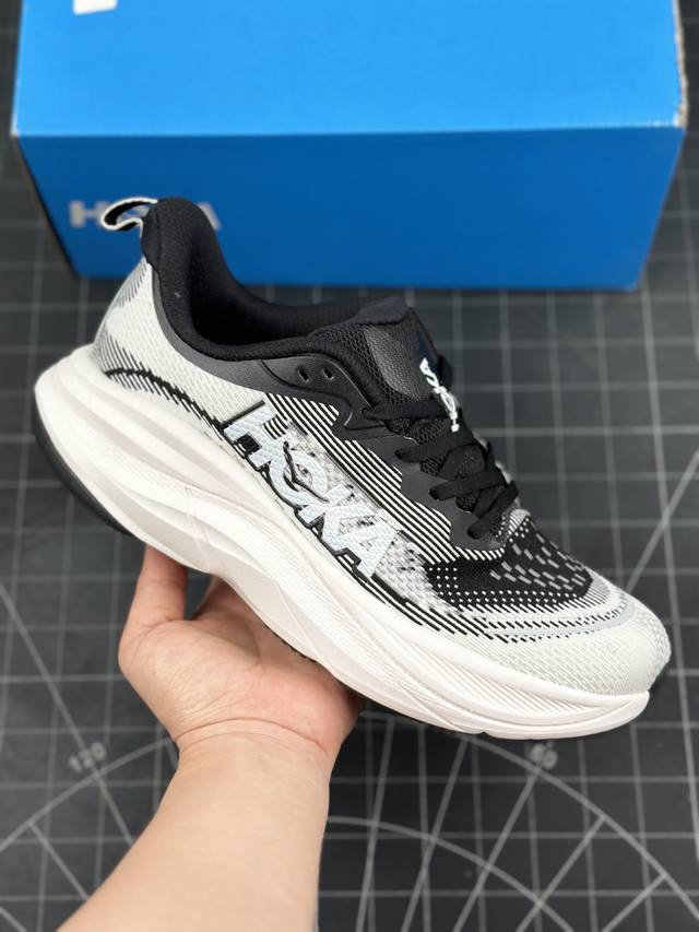 HOKA M SKYFLOW 低帮专业越野跑步鞋 粗矿型的鞋身上脚特别修饰腿型 经典的胖鱼头鞋型 超高颜值厚重皮质与热压鞋身质感让提升双层发泡中底增加整体鞋身造