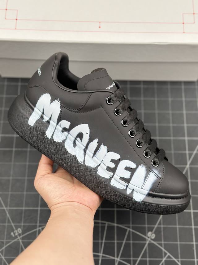 福利特价 意大利高奢品牌Alexander McQueen亚历山大 麦昆 Sole Leather Sneakers低帮时装厚底休闲运动小白鞋。全套专柜包装物及