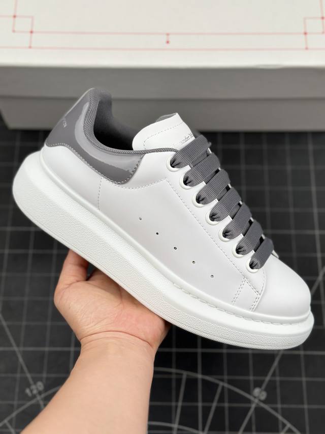 福利特价 意大利高奢品牌Alexander McQueen亚历山大 麦昆 Sole Leather Sneakers低帮时装厚底休闲运动小白鞋。全套专柜包装物及