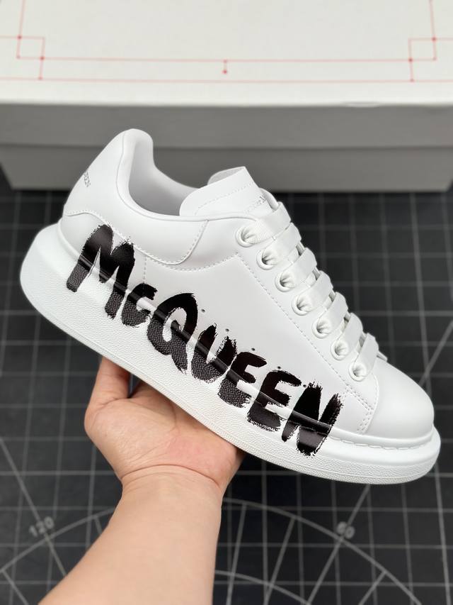 福利特价 意大利高奢品牌Alexander McQueen亚历山大 麦昆 Sole Leather Sneakers低帮时装厚底休闲运动小白鞋。全套专柜包装物及