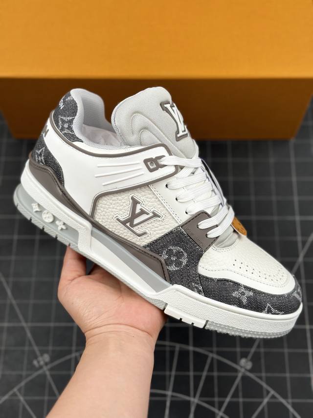 顶级版本 LV-路易-威登trainer 2024走秀最新款 原版1：1开发复刻！！上脚非常舒适 做工精细 鞋面由意大利进口小牛皮拼接，侧边饰有品牌LOGO标志