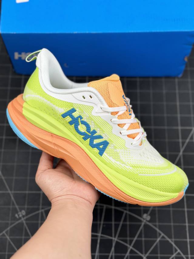 HOKA M SKYFLOW 低帮专业越野跑步鞋 粗矿型的鞋身上脚特别修饰腿型 经典的胖鱼头鞋型 超高颜值厚重皮质与热压鞋身质感让提升双层发泡中底增加整体鞋身造