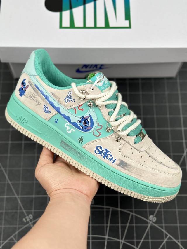 Nk Air Force 1'07 Low x Stitch 史迪仔 空军一号低帮休闲运动绑带板鞋 #史迪仔有着蓝紫色的身体，圆滚滚的模样十分可爱。它大大的耳朵