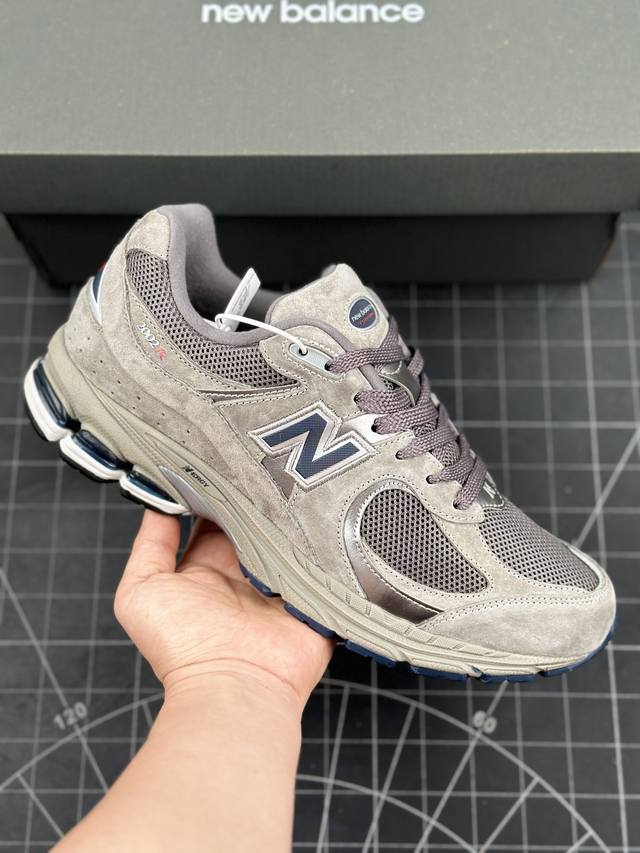 新百伦 New Balance 2R 跑鞋 男女运动鞋厚底老爹鞋 沿袭了面世之初的经典科技，以 ENCAP 中底配以升级版 N-ERGY 缓震物料。鞋面则采用特