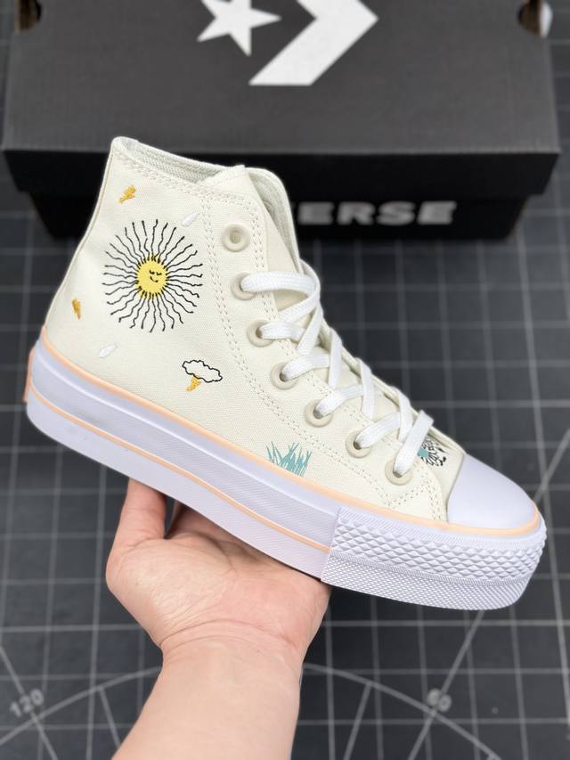 Converse All Star Lift 厚底太阳花刺绣 爱心满满的匡威 少女心爆棚 此款厚底汲取夏季太阳灵感，丝网印刷和刺绣工艺的太阳图案和印刷白云，花卉