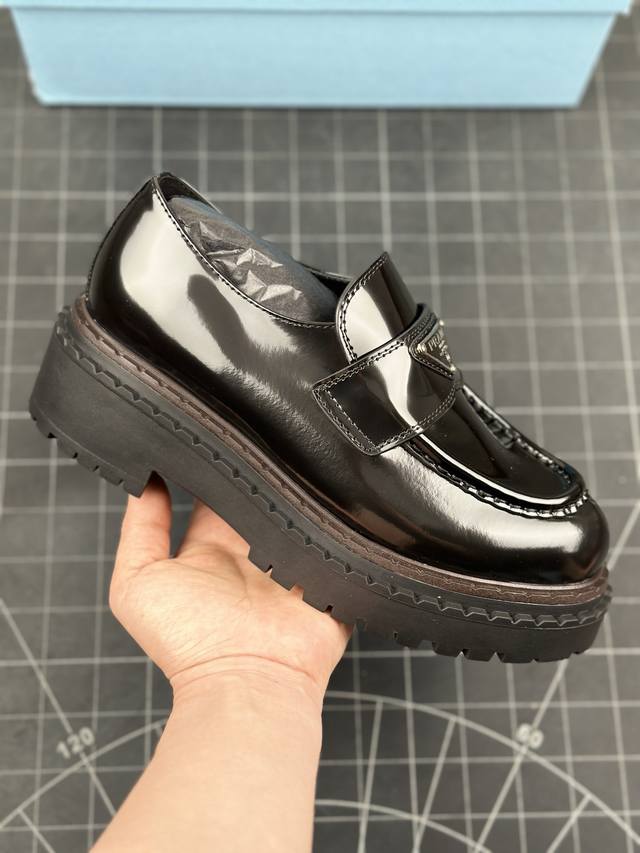 PRADA 普拉达24ss 秋冬新款松糕厚底复古 乐福鞋 秋冬T台走秀主推款！整个系列都充满了令人兴奋和意外的元素结合！复古带点贵气的感觉，上脚非常完美 无论还