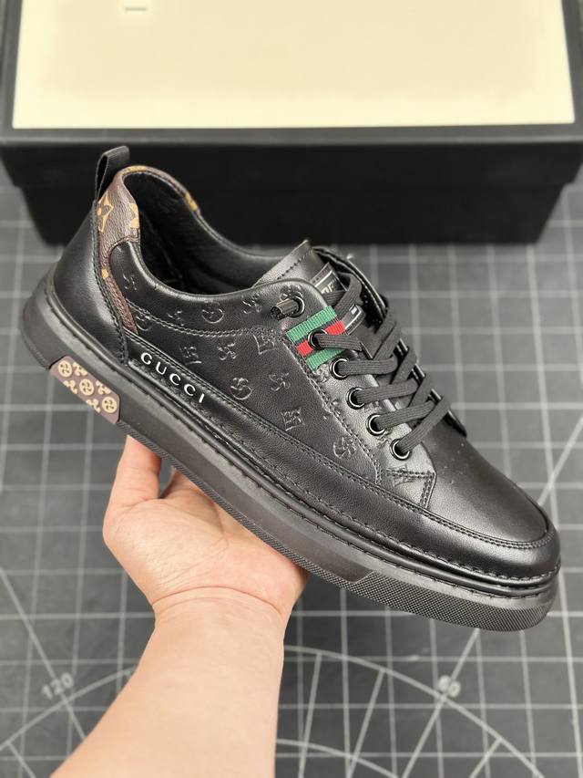 GUCCI 古驰今年最新款男鞋 全品相 顶级进口材料 极为亲肤舒适 摸上去非常的细腻 版型上很正 进口牛皮+真皮内里+几何构图案 奢华生动 图案透气不闷热 更为