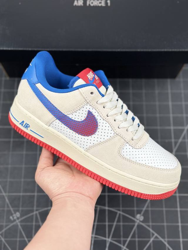 公司级NIKE AIR FORCE 1 LOW 空军一号 低帮休闲运动板鞋 鞋款以球队球衣为灵感打造，以椰奶色、帆白、大学红和清透蓝色调组合，透气孔鞋面，搭配翻