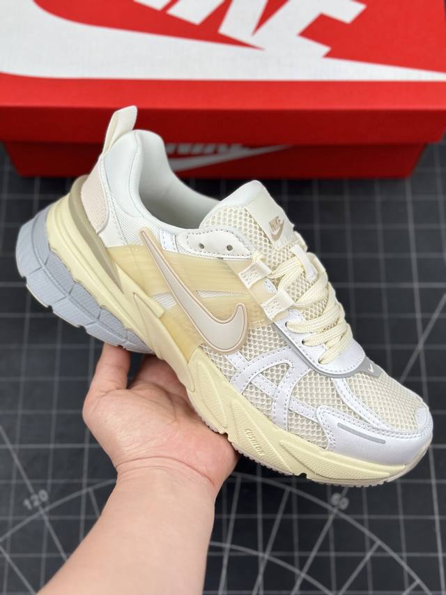 公司级W Nike V2K Run 复古单品 复古老爹鞋跑步鞋 鞋款被命名为 Runtekk 设计上借鉴了 2000 年的跑鞋风格 配色上以金属银为主调 简练又