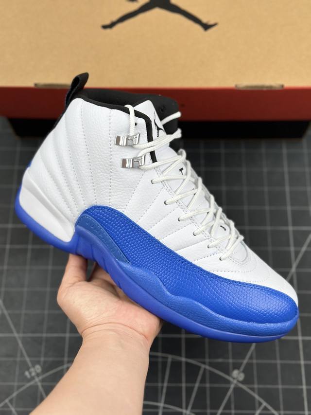 Air Jordan 12 Retro 高帮 白蓝黑 AJ12 乔丹12代 乔丹篮球鞋系列 鞋身整体采用蓝白皮革搭配黑色内衬，鞋头黑色的Jumpman Logo