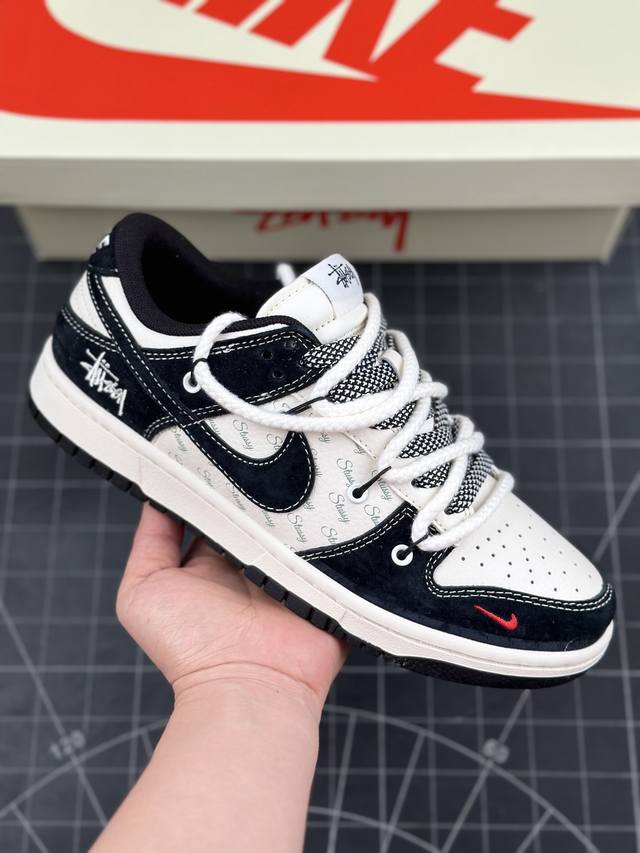 Nk SB Dunk Low 斯图西联名-白刺绣黑勾 周年高端定制 低帮休闲板鞋 #定制鞋盒 大厂纯原品质出货 超高清洁度 皮料切割干净无任何毛边 细节完美 货