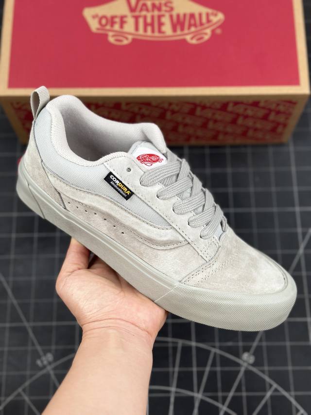 万斯 Vans Knu-Skool 面包鞋 坎普尔 茱利安系列低帮复古硫化休闲运动板鞋 “肥胖版大LOGO要说整个年最为热门的鞋型之一， 面包鞋 绝对值得一提，