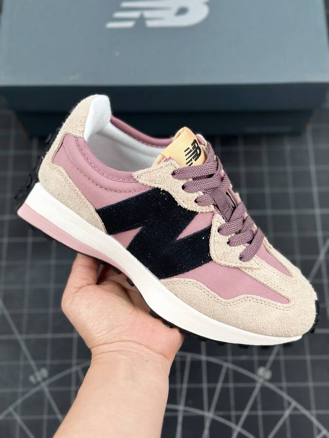 New Balance 327系列复古休闲运动慢跑鞋 #以纯粹的复古风格设计打造的全新造型。侧身还以解构设计，将 N 字标志以做旧压花样式呈现，样式别具新意。而