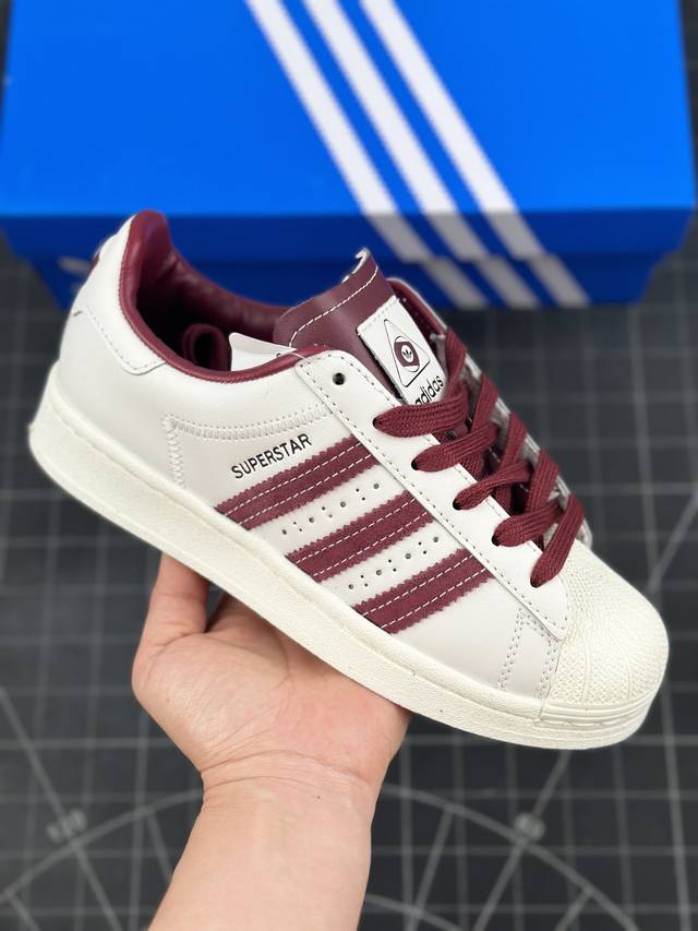 阿迪达斯 Adidas Originals Superstar Ayoon W 经典贝壳头系列低帮百搭休闲运动板鞋 鞋面采用皮革材质制成，搭配皮革鞋舌和人造革衬