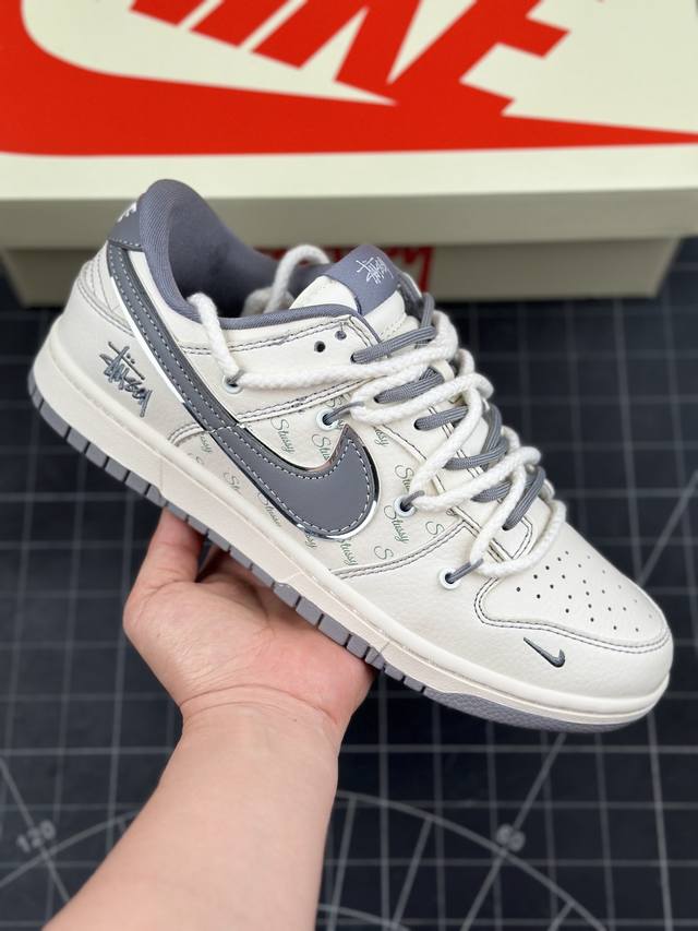 Nk SB Dunk Low 斯图西-绑带弹幕灰勾 周年高端定制 低帮休闲板鞋 #定制鞋盒 大厂纯原品质出货 超高清洁度 皮料切割干净无任何毛边 细节完美 货号