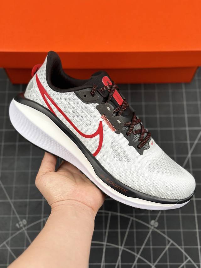 公司级耐克NIKE AIR ZOOM VOMERO 17 网面徒步运动缓震跑步鞋 全新配色内置双zoom气垫 vomero是耐克旗下的运动鞋系列，vomero是