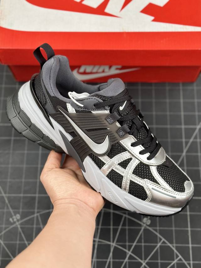 公司级Nike V2K Run 复古单品 复古老爹鞋跑步鞋 鞋款被命名为 Runtekk 设计上借鉴了 0 年的跑鞋风格 配色上以金属银为主调 简练又有复古运动