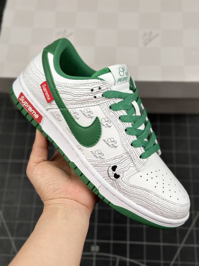 Supreme x Nk Dunk Low 联名-绿鬼脸 SB低帮休闲板鞋 #美国街头滑板鞋潮牌，红底白色的独特LOGO使Supreme引领潮流，鞋底中部加入了