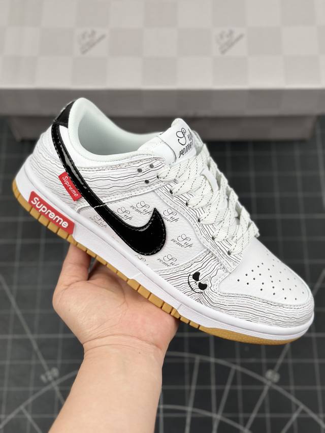 Supreme x Nk Dunk Low 联名-生胶鬼脸 SB低帮休闲板鞋 #美国街头滑板鞋潮牌，红底白色的独特LOGO使Supreme引领潮流，鞋底中部加入