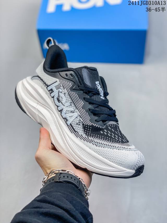 Hoka One One 邦代系列 Bondi 8 跑鞋 男女子轻便缓震公路跑鞋。在 Hoka 系列中最耐磨的鞋子之一,Bondi 本季已经做出了决定性的演变: