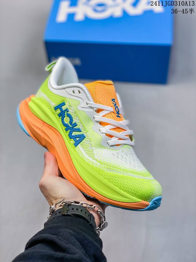 Hoka One One 邦代系列 Bondi 8 跑鞋 男女子轻便缓震公路跑鞋。在 Hoka 系列中最耐磨的鞋子之一,Bondi 本季已经做出了决定性的演变: