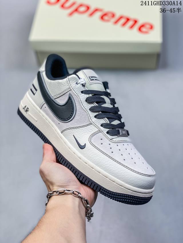 公司级带半码耐克nike Air Force 1‘07 空军一号低帮百搭休闲运动板鞋。柔软、弹性十足的缓震性能和出色的中底设计，横跨复古与现代的外型结合，造就出