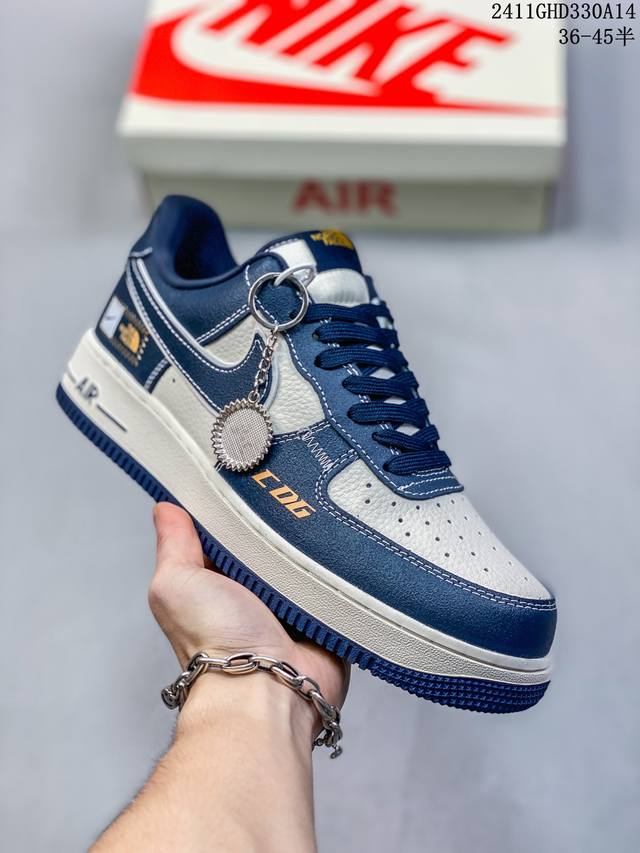 公司级带半码耐克nike Air Force 1‘07 空军一号低帮百搭休闲运动板鞋。柔软、弹性十足的缓震性能和出色的中底设计，横跨复古与现代的外型结合，造就出