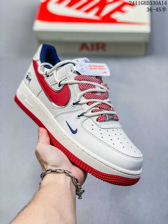 公司级带半码耐克nike Air Force 1‘07 空军一号低帮百搭休闲运动板鞋。柔软、弹性十足的缓震性能和出色的中底设计，横跨复古与现代的外型结合，造就出